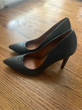 Textured Pointed-Toe Stiletto Pumps in Dark Gray